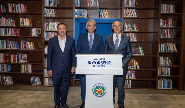 Şehir Kütüphanesine Bakan Yardımcısı Nadir Alpaslan'dan Tam Not