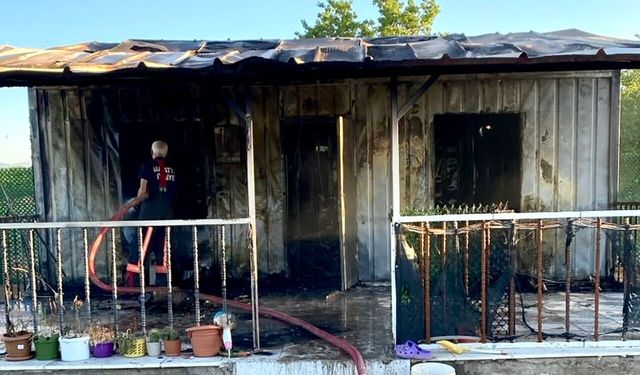 Akçadağ'da Konteyner Alevlere Teslim Oldu! İtfaiye Yangını Büyümeden Söndürdü