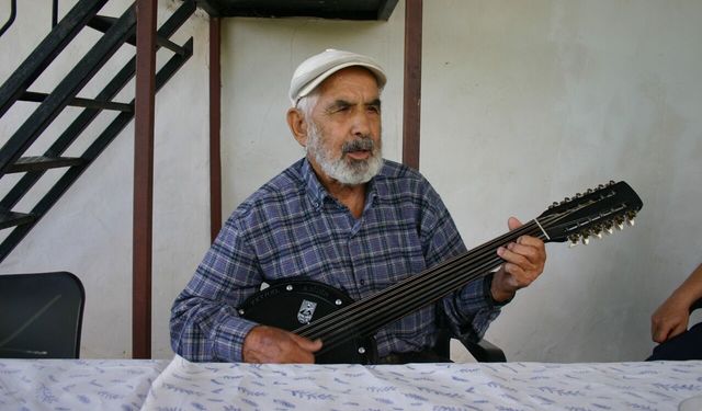 90 Yaşına Giren Cümbüş Ustasına Sürpriz! Sonrasında Öyle Bir Şey Yaptı Ki…