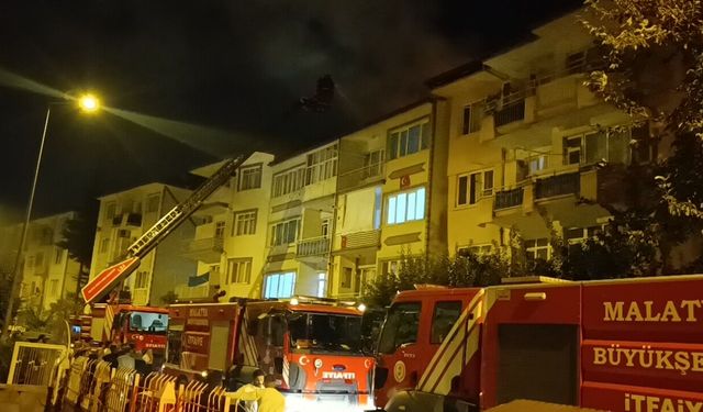 Malatya’da Çatıda Yangın Paniği! 4 Katlı Binayı Alevler Sardı