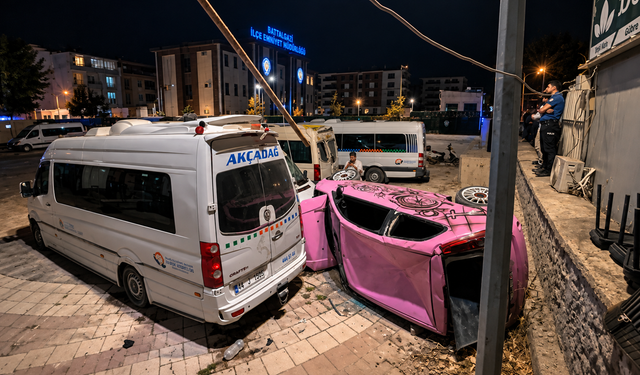 Malatya’da Faciadan Dönüldü! Otomobil Otoparka Uçup 3 Minibüse Çarptı