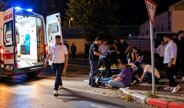 Malatya'da Gece Yarısı Korkutan Kaza: Minibüs Ağaca Çarptı, Motoru Yola Savruldu!