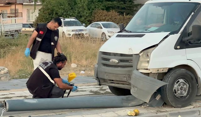 Malatya'da Kamyonet Yayaya Çarptı, Aydınlatma Direğini Devirip Kaldırıma Savruldu