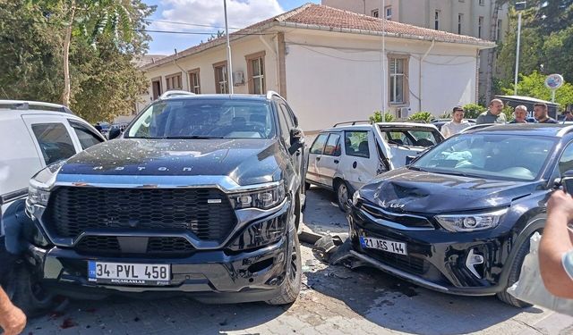 Darende’de Ortalık Karıştı! Kontrolden Çıkan Araç 4 Otomobile Birden Çarptı