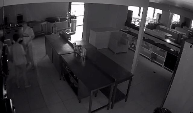 Elazığ’da Pişkin Hırsızlar Pes Dedirtti! Parayı Aldılar, Üstüne Sucuklu Yumurta Yaptılar