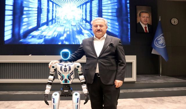 Kayseri’de Belediyeye Yeni Çalışan! İnsansı Robot MEGA Göreve Başladı