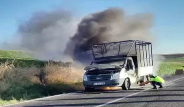 Diyarbakır-Hani yolunda korkutan anlar! Seyir halindeki kamyonet alev topuna döndü
