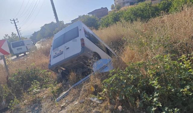 Malatya’da Minibüs Şarampole Uçtu: 2 Kişi Yaralandı!