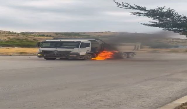 Elazığ’da kamyon alev aldı! Yangına beton mikseriyle müdahale edildi