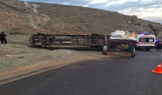 Malatya-Adıyaman Yolunda Kaza! Tarım İşçilerini Taşıyan Minibüs Devrildi