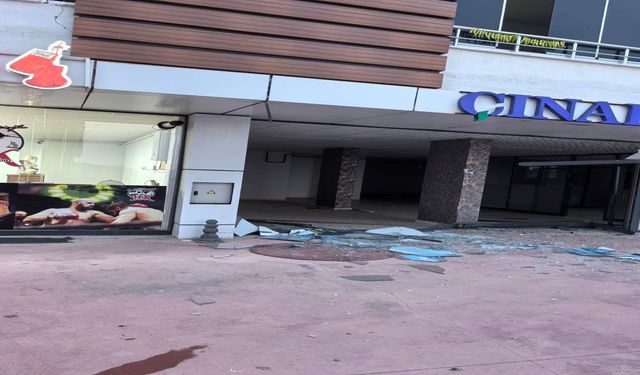 Elazığ’da Park Halindeki Araç Bir Anda Hareket Etti! İş Yerine Böyle Girdi
