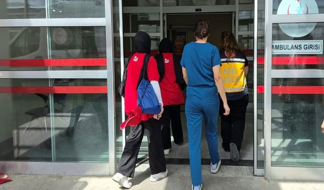 Yemek Sonrası Fenalaştılar! 4 Öğrenci Hastaneye Kaldırıldı