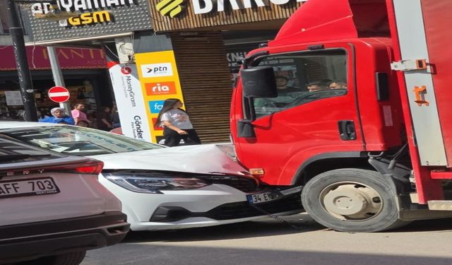 Adıyaman’da Kontrolden Çıkan Otomobil Kamyonete Çarptı! 1 Yaralı