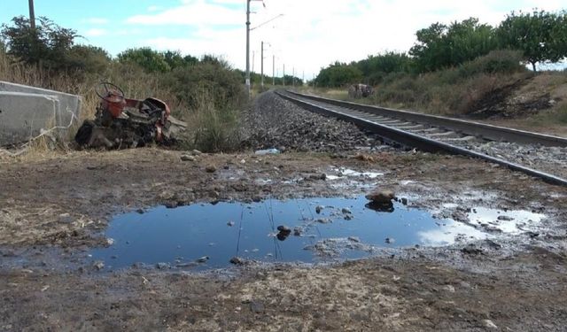 Malatya’da Feci Kaza! Yük Treni Traktörü İkiye Böldü