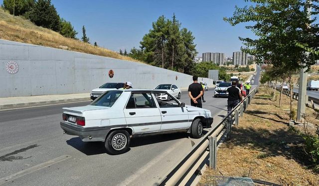 15 Yaşındaki Sürücünün Kullandığı Otomobil Bariyerlere Çarptı: 2 Yaralı