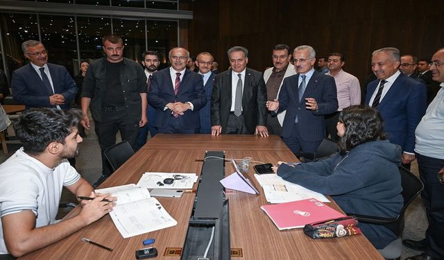 Bakan Uraloğlu Malatya Büyükşehir Belediyesi’ni ziyaret etti: Kütüphaneye övgü
