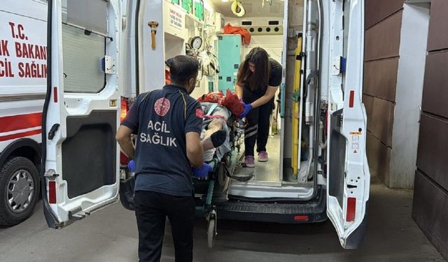 Kavşakta Korkutan Kaza! Motosiklet Ve Otomobil Çarpıştı: 2 Yaralı