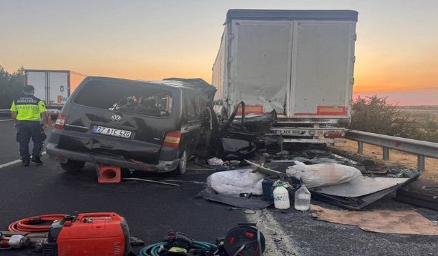 Kazada Minibüs Hurdaya Döndü! 2 Ölü, 2 Ağır Yaralı