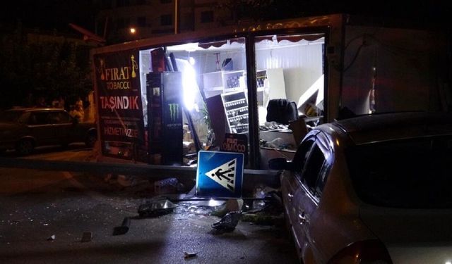 Malatya’da Gece Yarısı Korkutan Kaza! Otomobil Konteyner İş Yerine Daldı