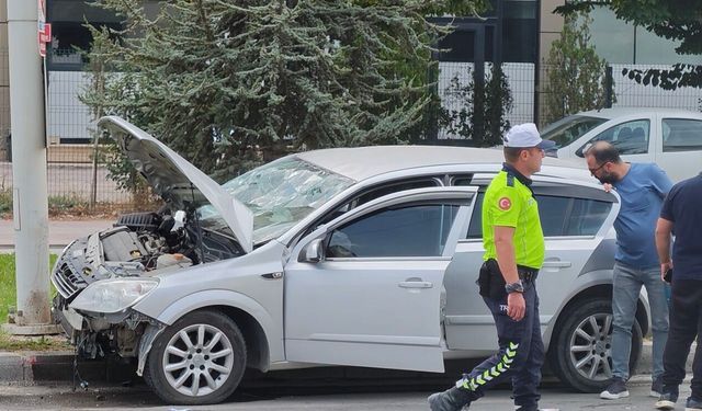 Malatya’da Kontrolden Çıkan Otomobil Trambüs Direğine Çarptı: 2’si Çocuk 4 Yaralı