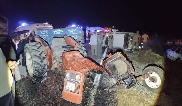 Zincirleme Kazada Traktör İkiye Ayrıldı! 3 Kişi Yaralandı