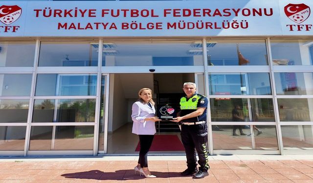 Malatya’da Üşüyen Çocuğa Çorabını Veren Polis Ödülünü Aldı