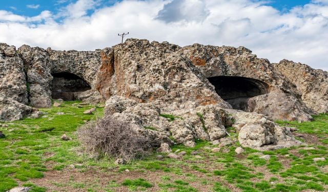 Malatya’da Gören Merak Ediyor! 1.800 Yıllık Mezar Odaları Neden Kayaların İçinde?