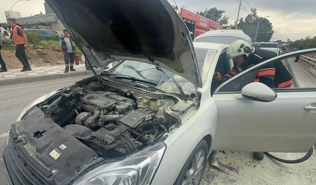 Malatya’da Seyir Halindeki Otomobil Bir Anda Alev Aldı! Yan Yolda Trafik Aksadı