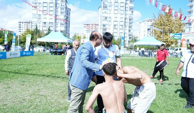 Başkan Geçit, Güreş Alanında Sakatlanan Minik Sporcuların Yardımına Koştu