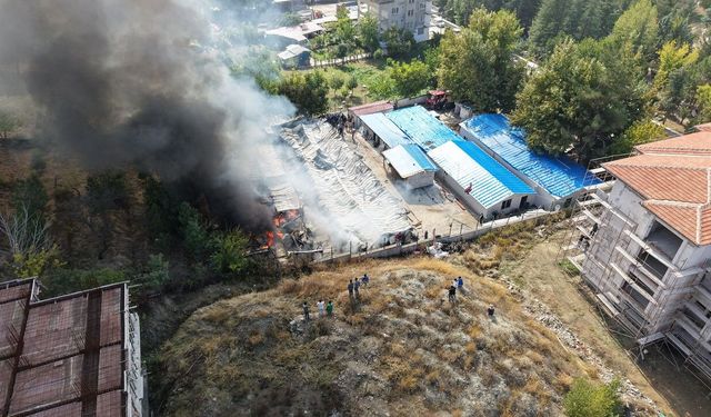 Malatya’da Şantiyeyi Alevler Sardı! Yaklaşık 30 Konteyner Zarar Gördü