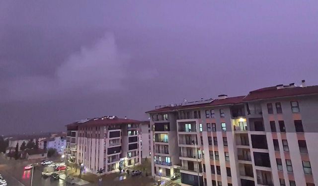 Malatya’da Gece Bir Anda Aydınlandı! Şimşekler Peş Peşe Çaktı, Sağanak Uyarısı Geldi