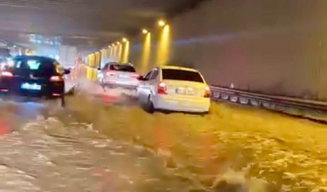 Malatya’da Sağanak Nedeniyle Alt Geçit Kapatıldı, Araçlar Mahsur Kaldı!