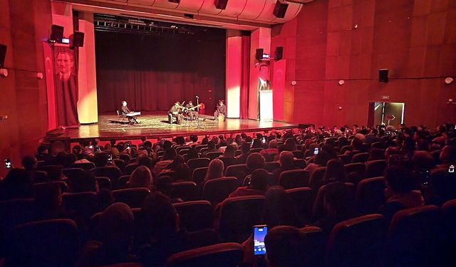 Malatya’da Kemanıyla Büyüledi! Javadoff Sahneye Çıkınca Salonda Büyülü Anlar Yaşandı