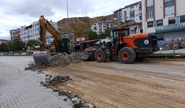 Darende’de O Yol İçin Beklenen Adım! Parkeler Sökülüyor, Sıcak Asfalt Geliyor