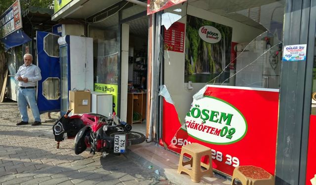 Bir Anda Kontrolden Çıktı! Motosiklet Önce Çocuğa Çarptı, Sonra İş Yerine Daldı