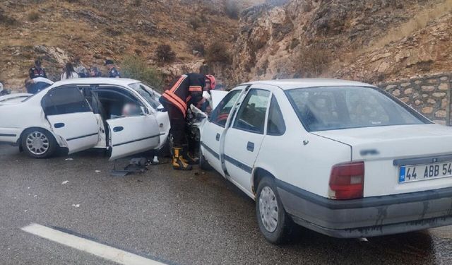 Malatya’da Feci Kaza! İki Otomobil Kafa Kafaya Çarpıştı: 6 Yaralı