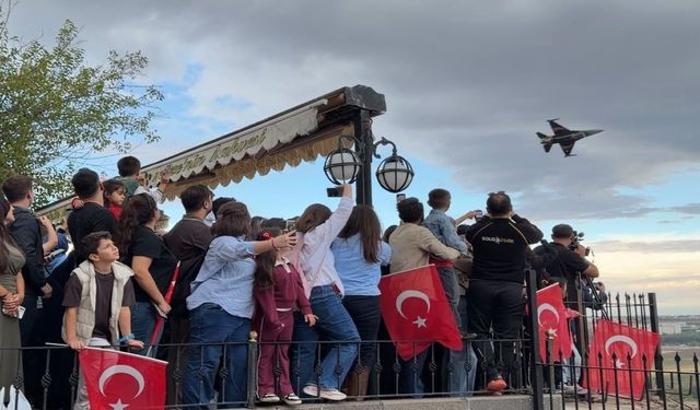 Binlerce Kişi Aynı Anda Gökyüzüne Baktı! SOLOTÜRK Diyarbakır’da