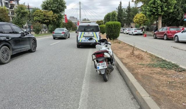 Motosiklet Yayaya Çarptı: 1’i Ağır 2 Yaralı