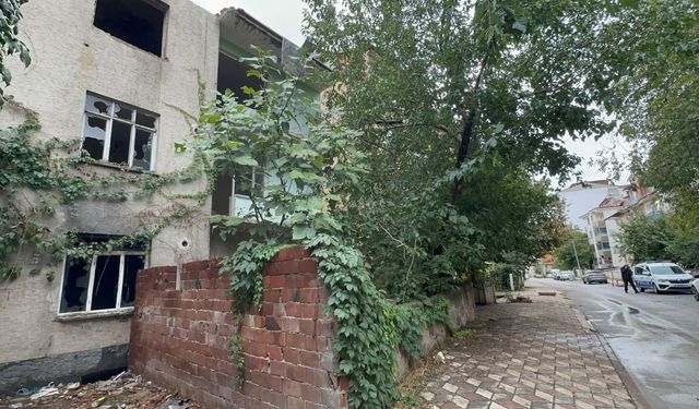 Elazığ’da Herkes Sokağa Çıktı! Metruk Binanın Son Katı Yandı