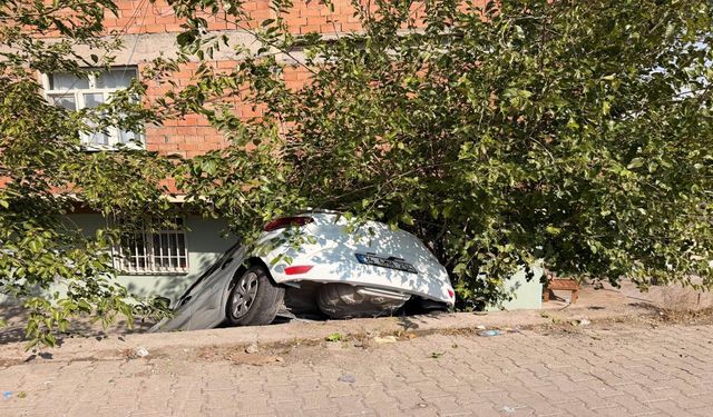 Diyarbakır’da Faciadan Dönüldü! SUV Araç Duvarı Aşıp Aşağı Düştü