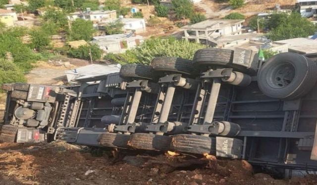 Adıyaman’da Rampada Feci Kaza! Kontrolden Çıkan Tır Devrildi