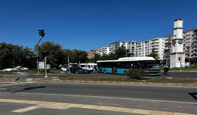 Diclekent’te Korkutan Kaza! Otomobil Otobüsle Çarpıştı