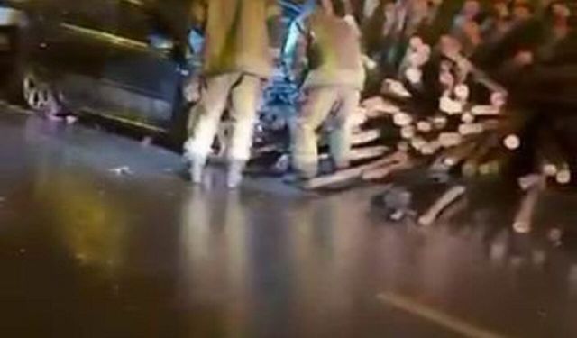 Diyarbakır’da Feci Kaza! Otomobil Kerestelerin Arasına Daldı, 2 Yaralı