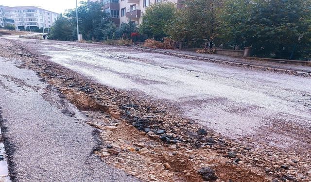 Şiddetli Yağış Sonrası Yolun Asfaltı Yerinden Kalktı!