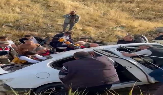 Elazığ-Bingöl Yolunda Korkutan Kaza: 3 Yaralı Araçta Mahsur Kaldı