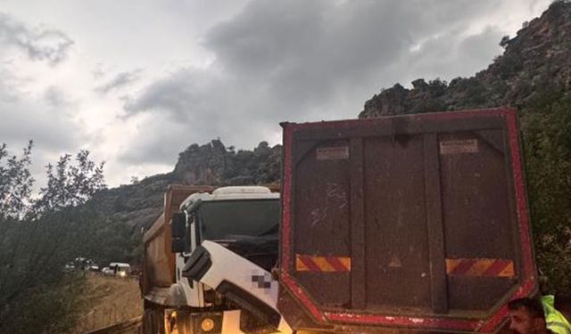 Adıyaman’da İki Kamyon Çarpıştı! Yol Trafiğe Kapandı, 2 Yaralı