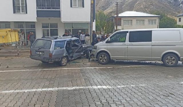 Sivas’ta Korkutan Çarpışma! 4 Kişi Yaralandı