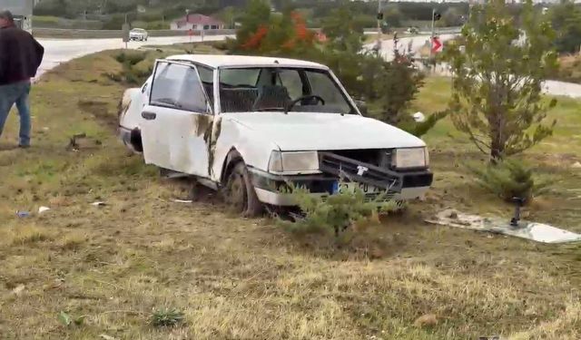 Elazığ-Bingöl Yolunda Kaza! Tofaş Refüje Çıktı, 2 Kişi Yaralandı