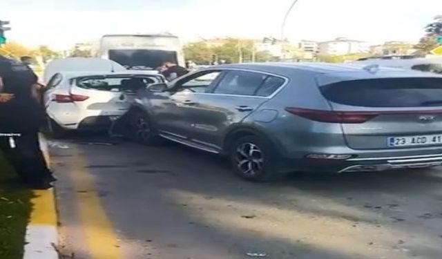 Elazığ’da 3 Araç Birbirine Girdi! Zincirleme Kazada 1 Yaralı