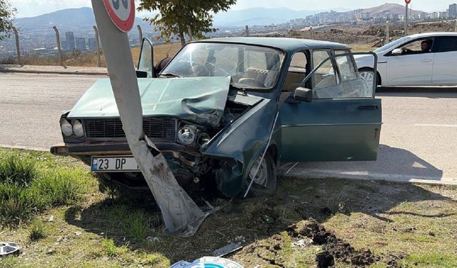 Elazığ’da Korkutan Kaza! Otomobil Aydınlatma Direğine Çarptı, 2 Kişi Yaralandı